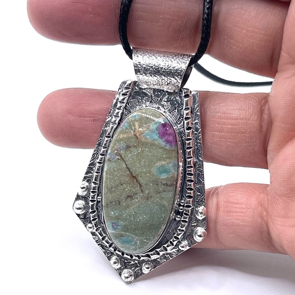 Ruby Fuschite 2 1/2” - Picture 9 of 9